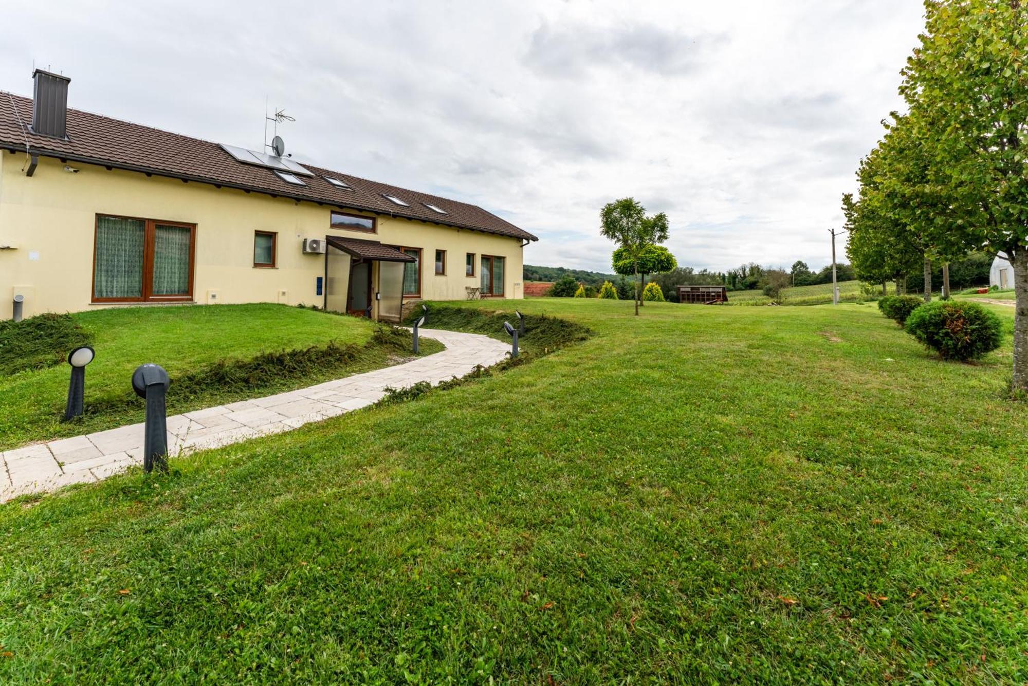 Bed&Breakfast Vinarija Coner Belovár Kültér fotó